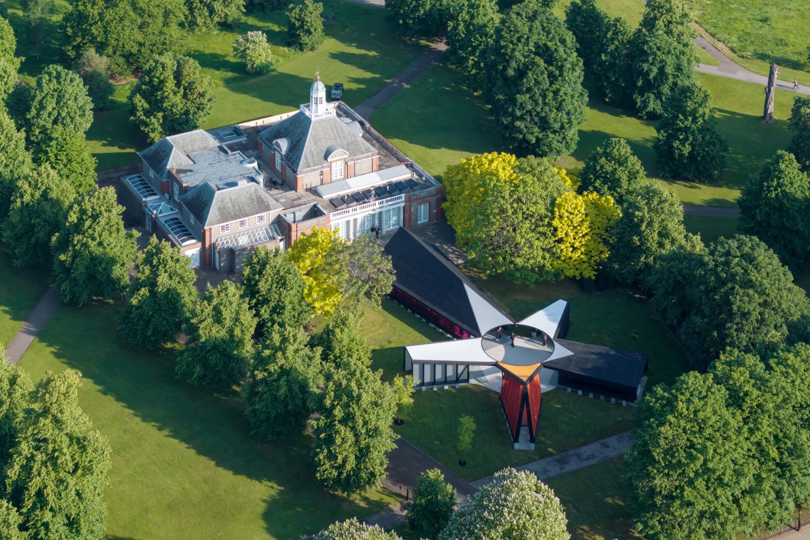 Serpentine-24-MASS-3803_resized-iwan-baan-aerial-1600×1067-1